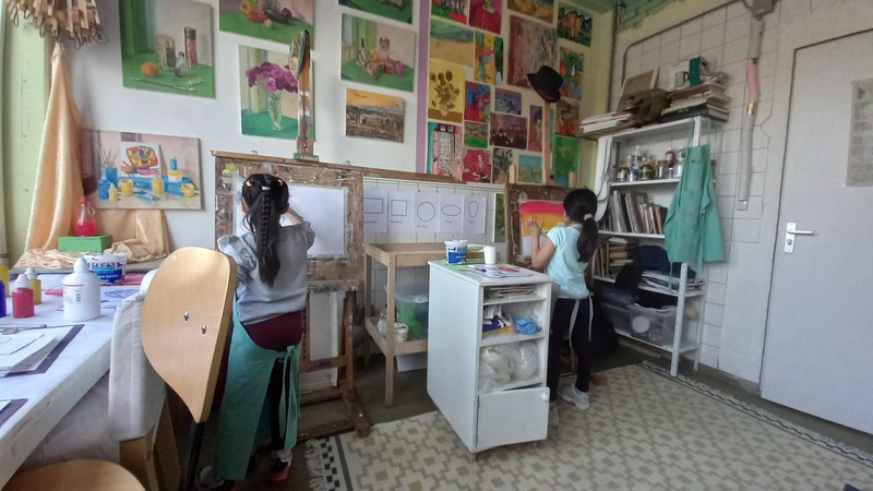 leerlingen schilderen in het atelier in De Kazerne